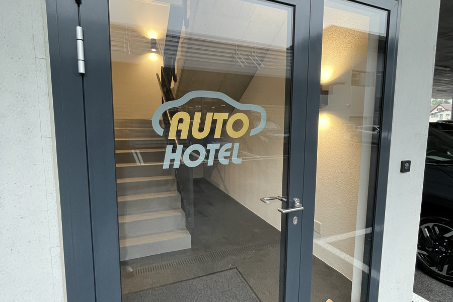 Fahrzeug-Einstellplatz im Jörg Auto-Hotel Weesen