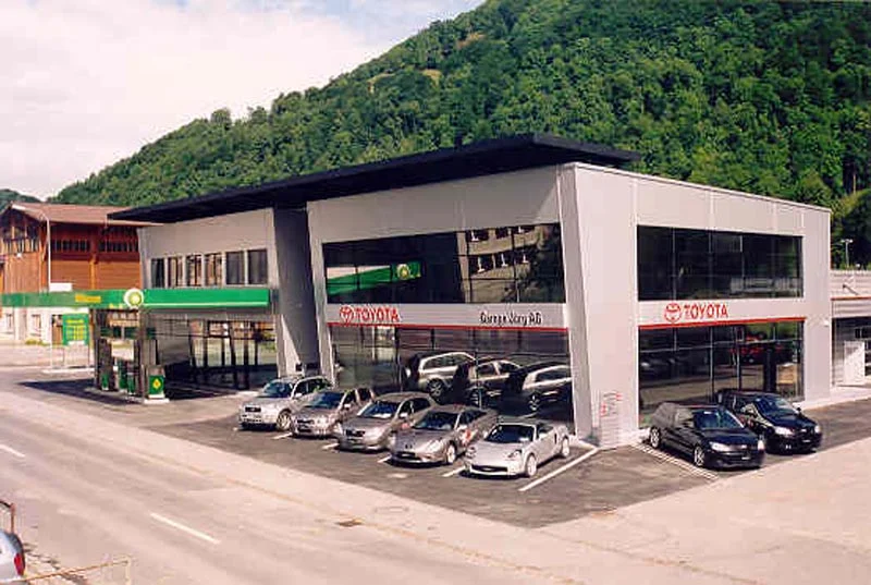 Neues Ausstellungsgebäude der Garage Jörg AG 2002 in Weesen