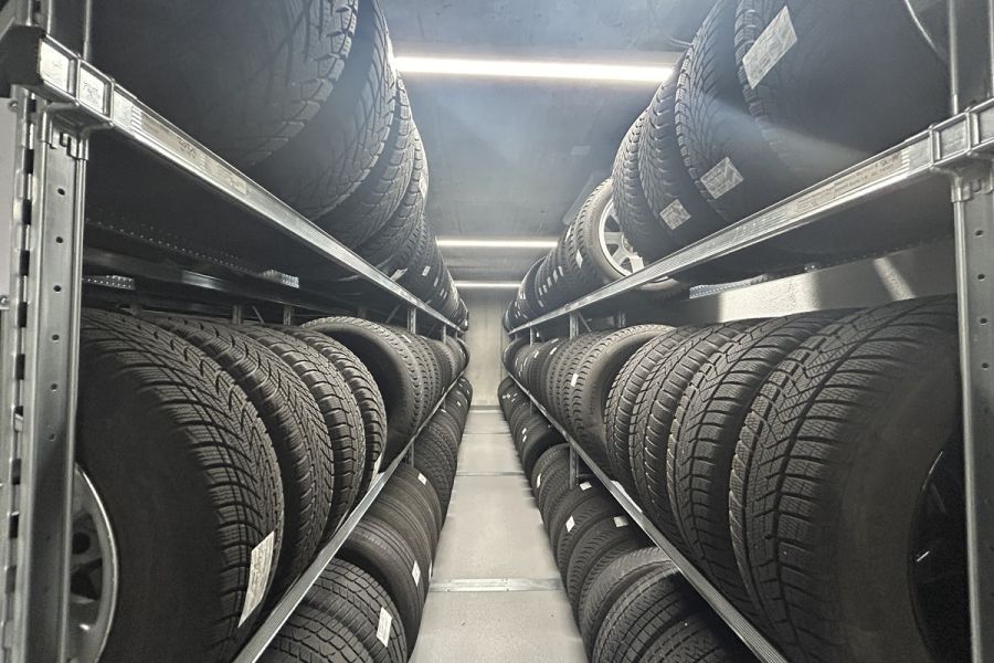 Eingelagerte Räder im Reifenhotel der Garage Jörg AG Weesen