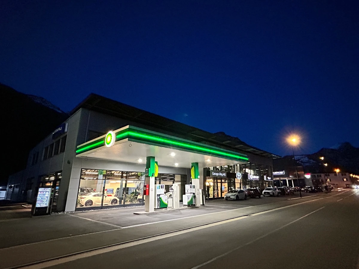 Tankstelle der Garage Jörg AG Weesen am Abend
