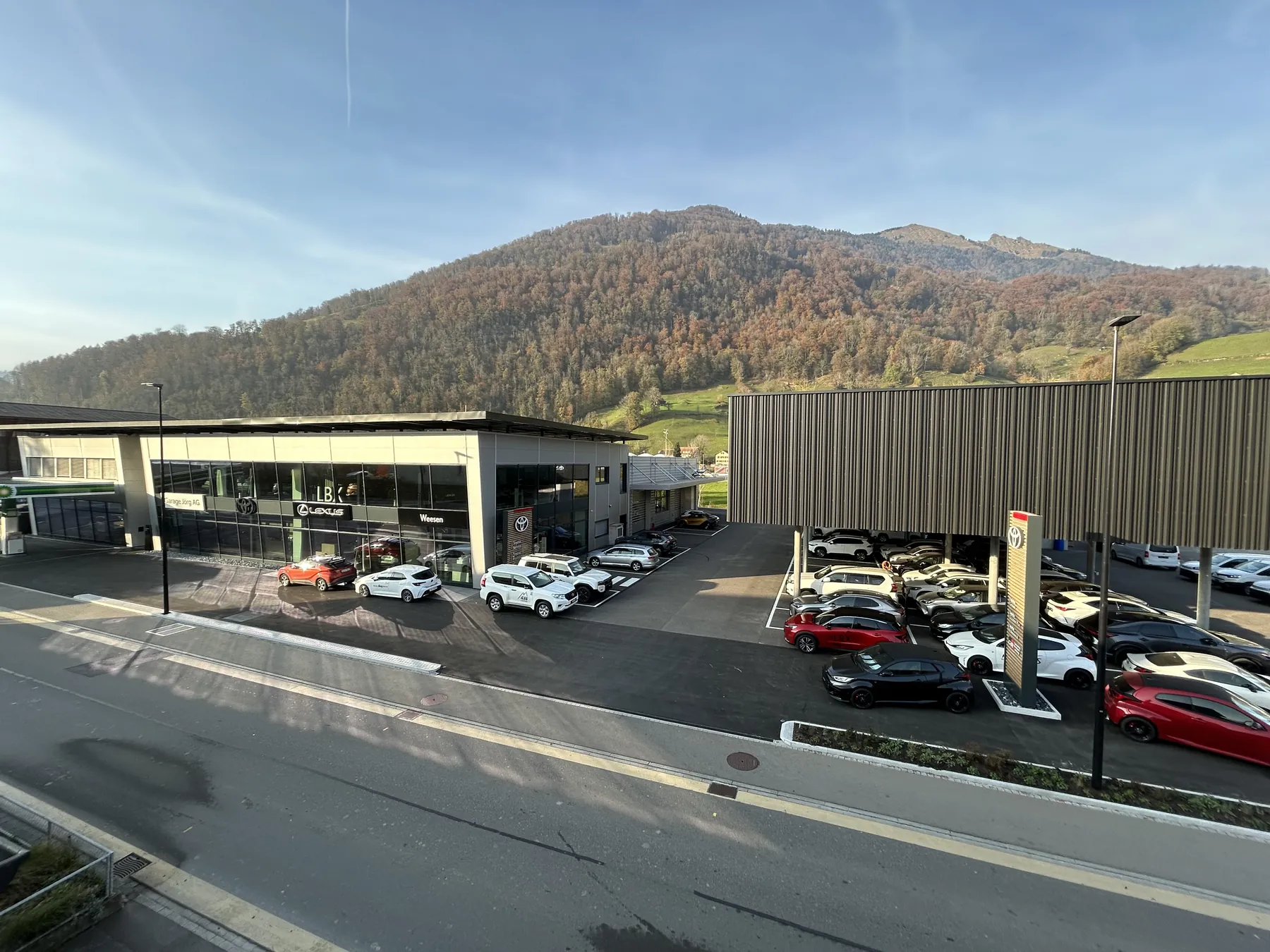 Garage Jörg AG in Weesen aus der Luft – Showroom, Werkstatt und Wasch-Center