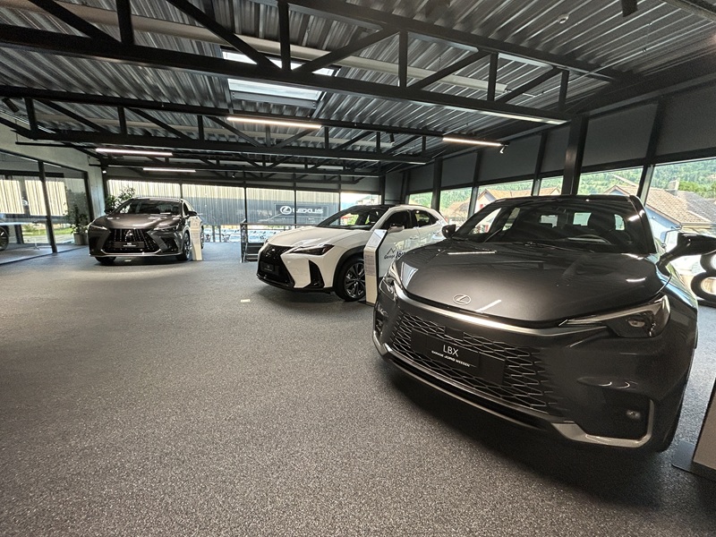 Lexus Showroom mit LBX, UX und NX bei der Garage Jörg AG Weesen
