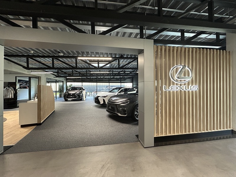 Eingang zur Lexus Ausstellung der Garage Jörg AG Weesen