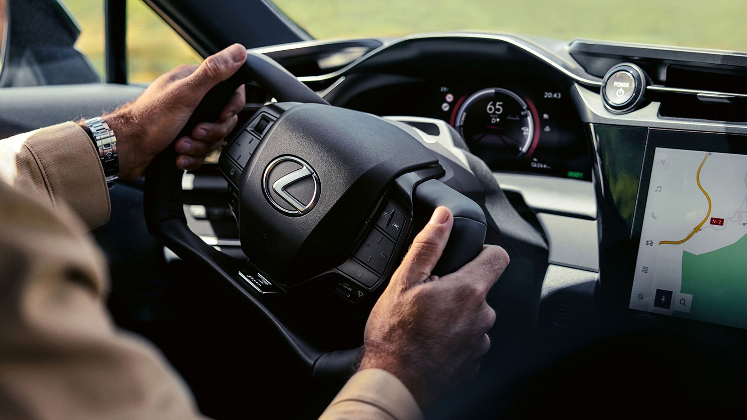Cockpit eines Lexus RZ während der Probefahrt